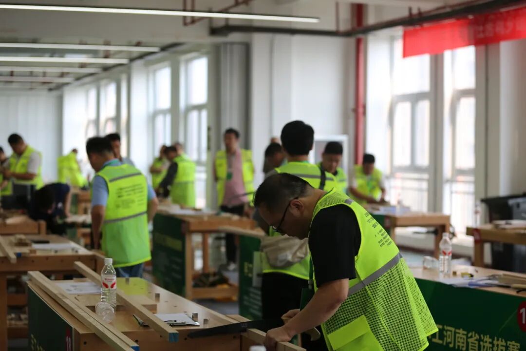 手工木工、建筑电工(装饰装修)职业技能竞赛实操现场照片2