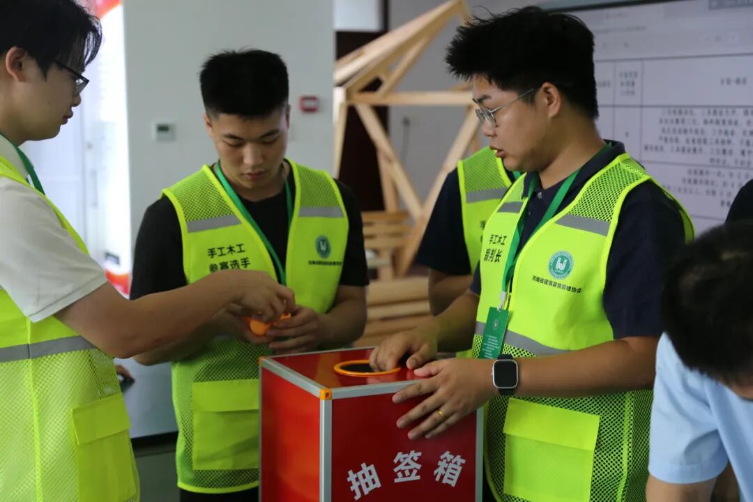 手工木工、建筑电工(装饰装修)职业技能竞赛实操现场照片6