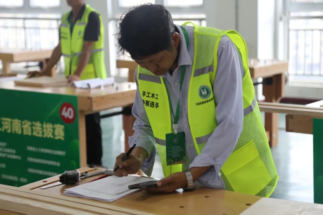 手工木工、建筑电工(装饰装修)职业技能竞赛实操现场照片8