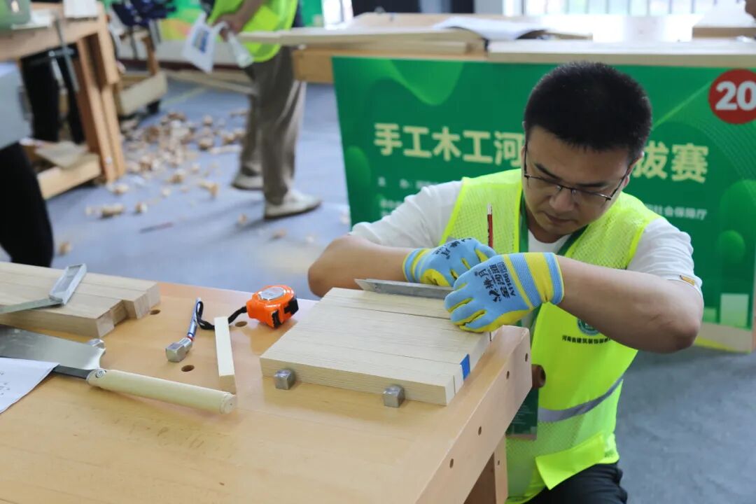 手工木工、建筑电工(装饰装修)职业技能竞赛实操现场照片9
