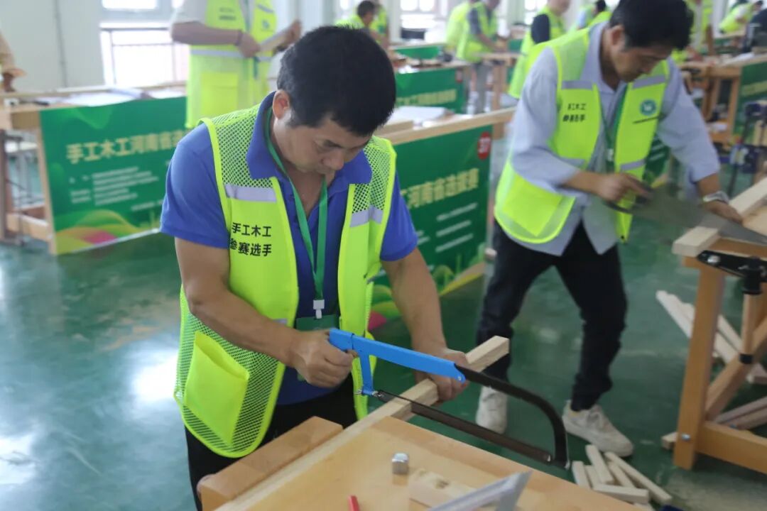 手工木工、建筑电工(装饰装修)职业技能竞赛实操现场照片10