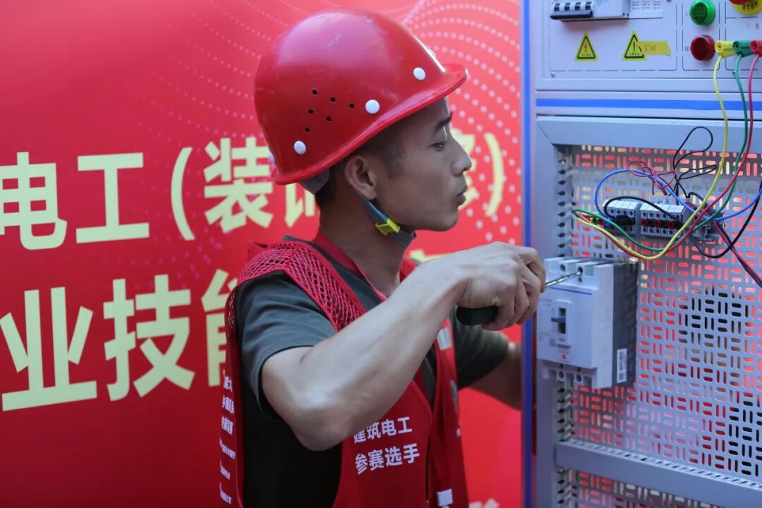 手工木工、建筑电工(装饰装修)职业技能竞赛实操现场照片12