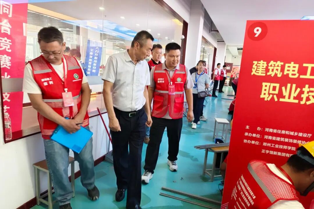 手工木工、建筑电工(装饰装修)职业技能竞赛比赛及颁奖现场照片1