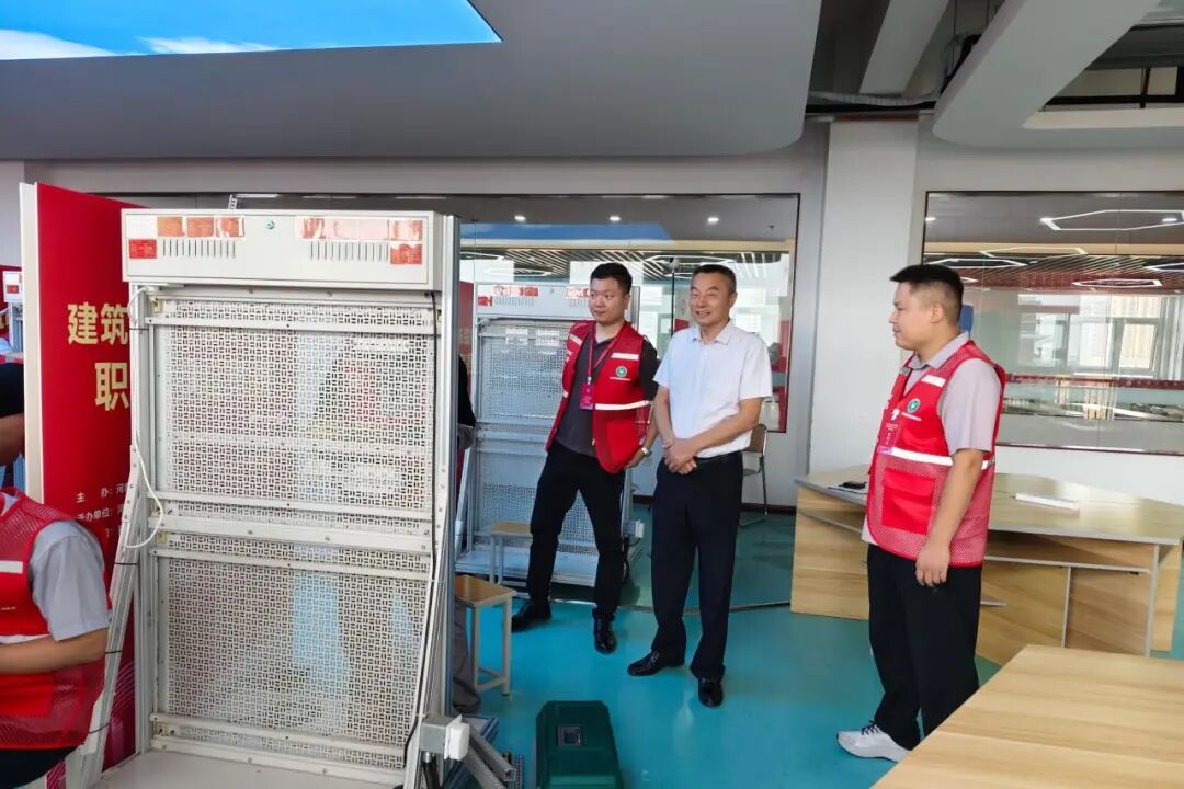 手工木工、建筑电工(装饰装修)职业技能竞赛比赛及颁奖现场照片2