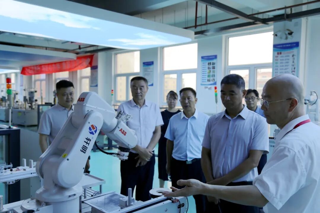 手工木工、建筑电工(装饰装修)职业技能竞赛比赛及颁奖现场照片6
